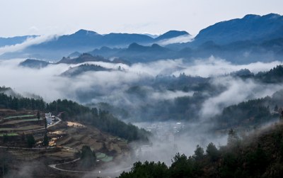 重庆酉阳：雾气中的山村田园