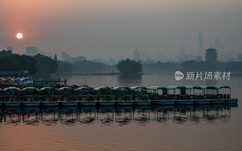 济南大明湖风景区雾色日出景点景观城市风光