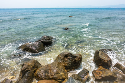 三亚西岛海滨礁石海浪