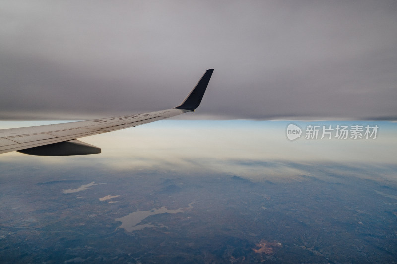 飞机窗户外的天空云景