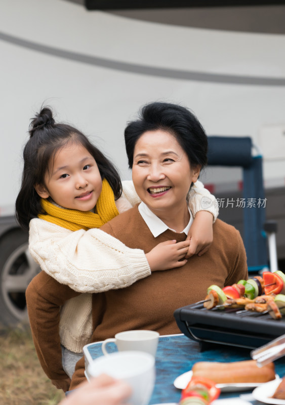 孙女二人秋游户外烧烤