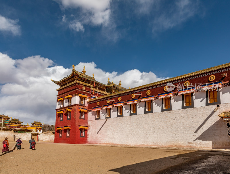 蓝天白云下的阿坝各莫寺寺院建筑