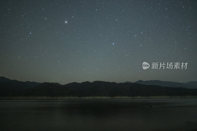 星空下的山峦湖泊静谧夜景