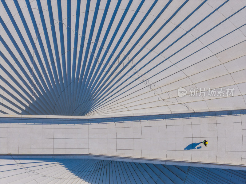 现代建筑下行走的人物