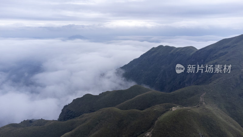 武功山云雾缭绕的山间壮观云海自然景观