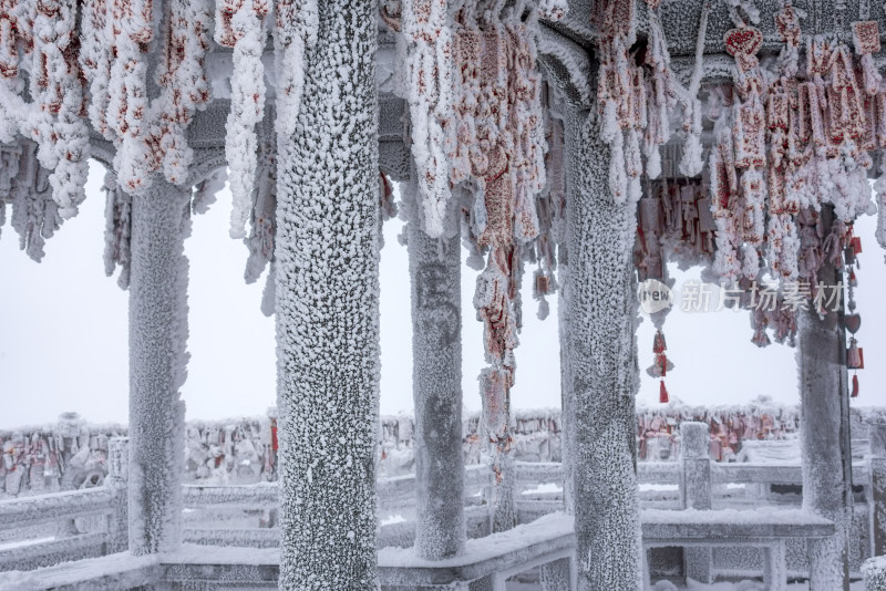 寒冷冬天冰雪凝固