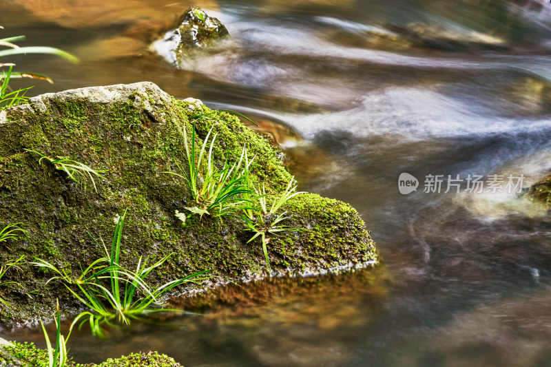 山谷的涓涓细流