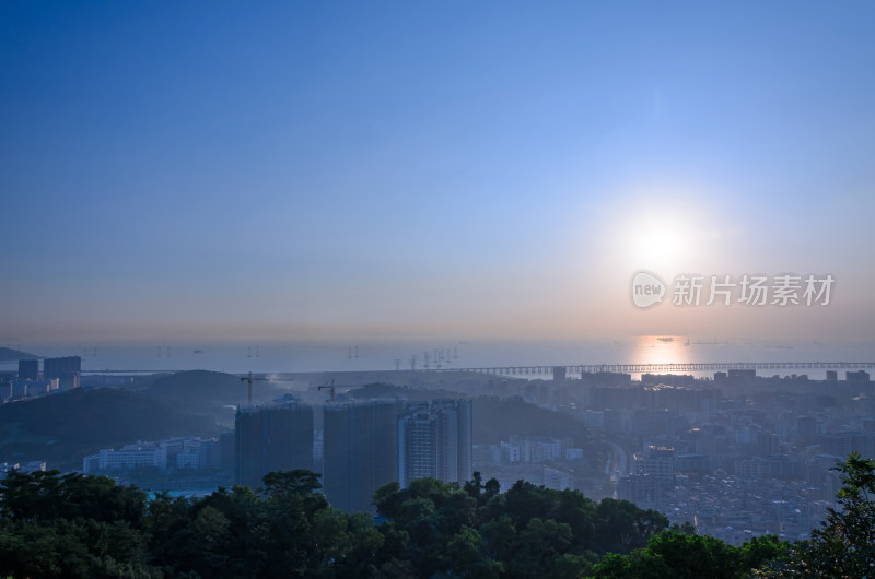 深圳宝安铁仔山公园山顶俯瞰海湾夕阳落日