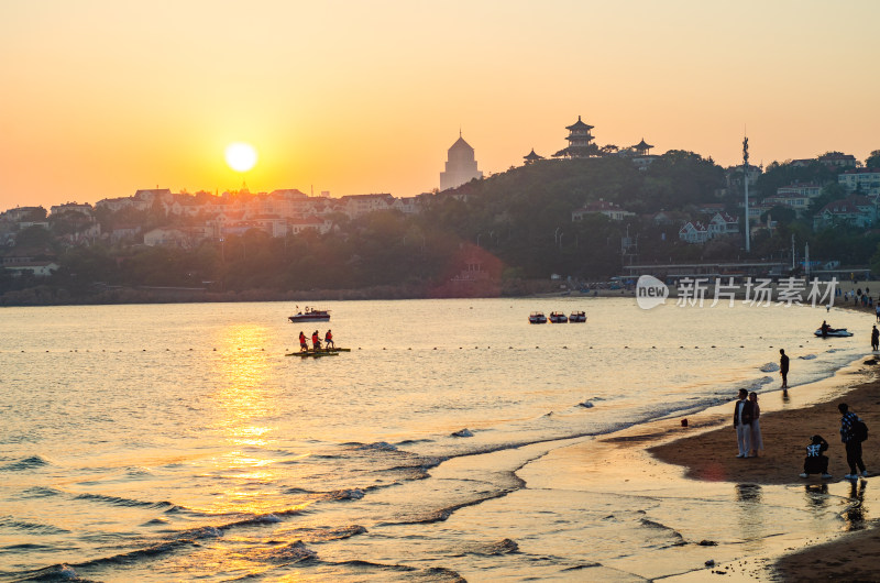 中国青岛汇泉湾落日虾坐着海上脚踏船