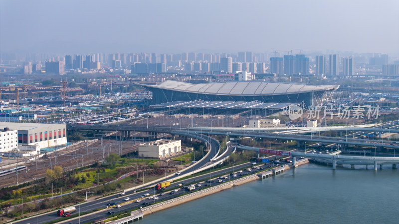 山东青岛火车东站高铁行驶进站出站航拍