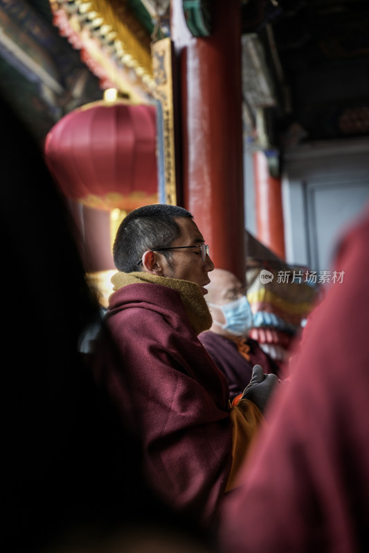 身着僧袍的僧人在寺庙内的场景