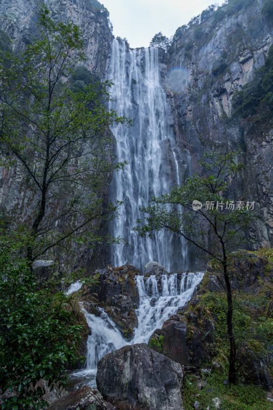 水流汹涌的瀑布