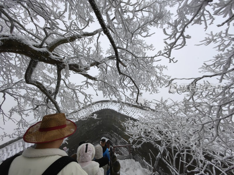 湖北武当山景区冬天大雪雾凇古建筑旅游