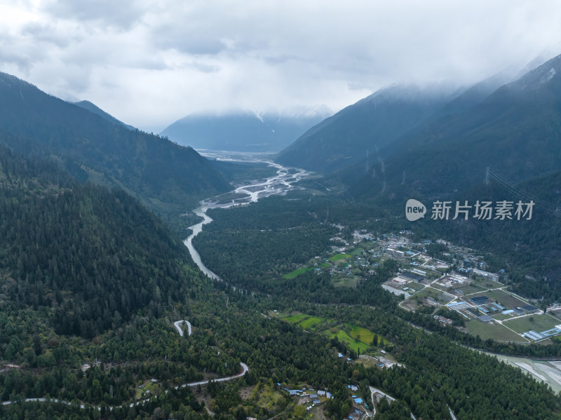 西藏林芝波密县山林间的河谷村落鸟瞰全景