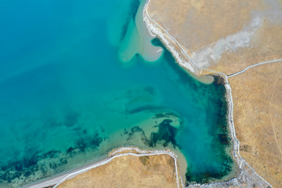 新疆名胜景区赛里木湖蓝色湖水