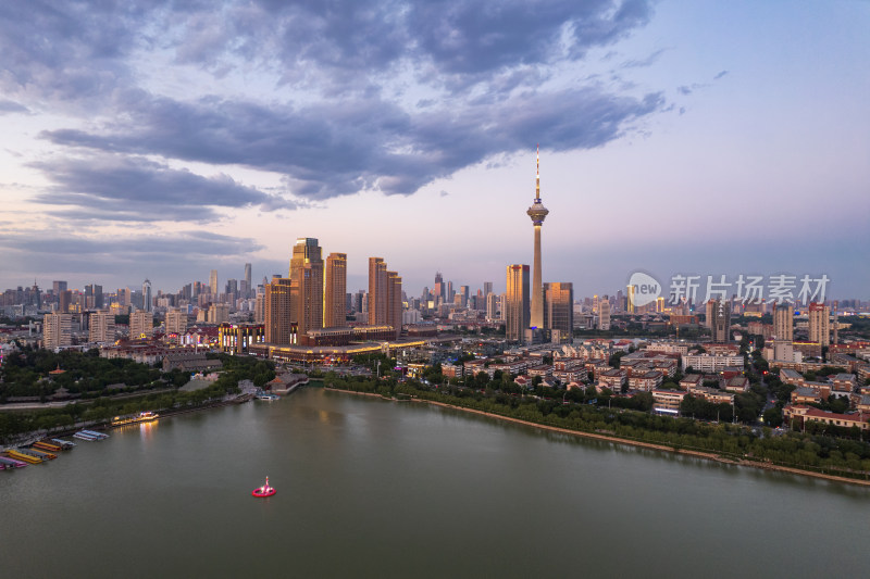 天津天塔湖水上公园景区城市日落晚霞风光