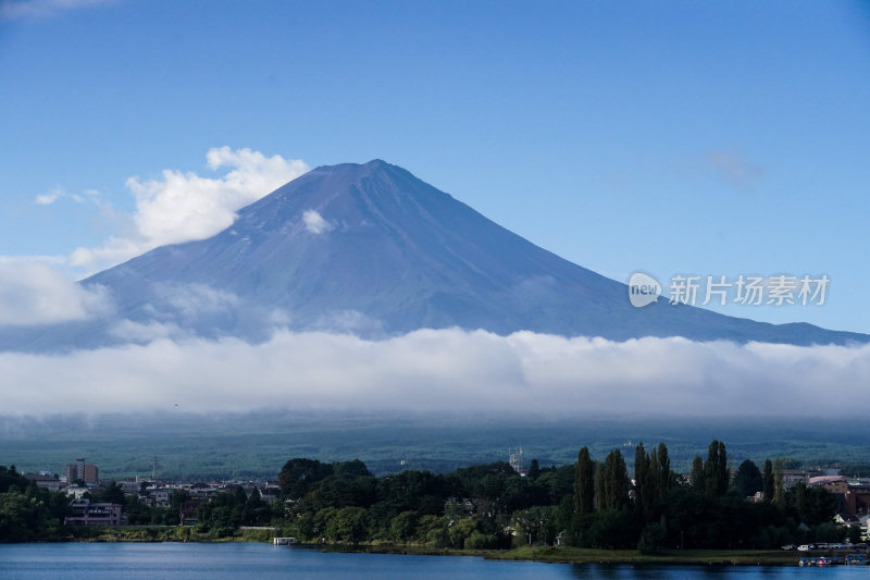 日本山梨县富士山河口湖夏天宁静的湖光山色