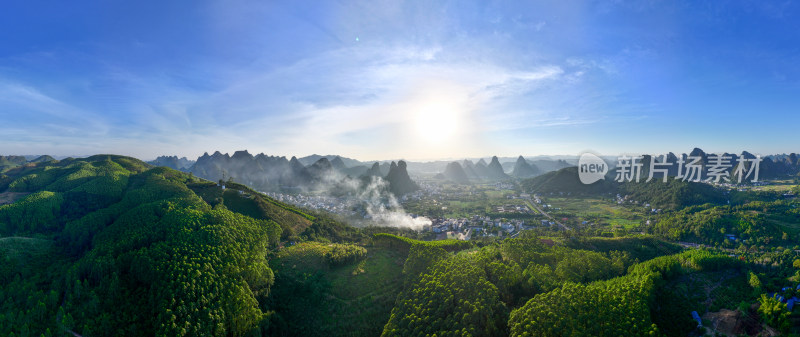 广西阳朔十里画廊月亮山