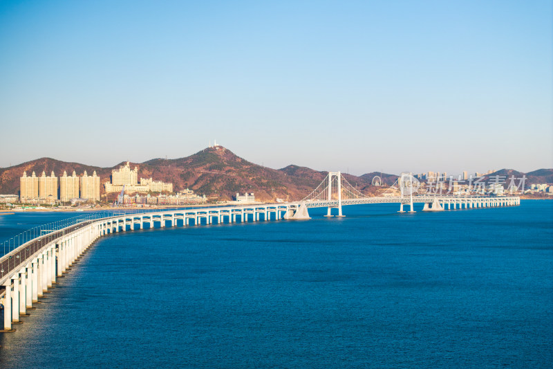 大连星海湾跨海大桥与城市全景