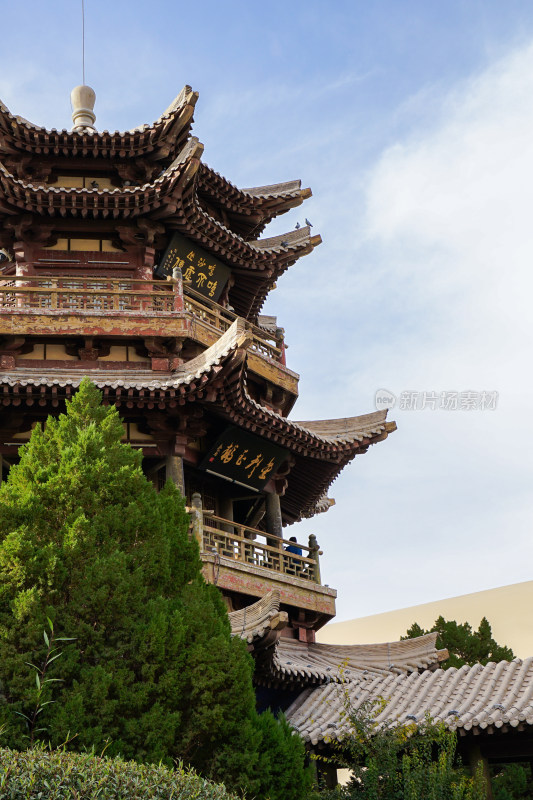 敦煌鸣沙山月牙泉，月泉阁