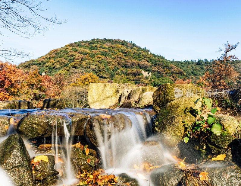 山间秋季溪流与彩叶风景