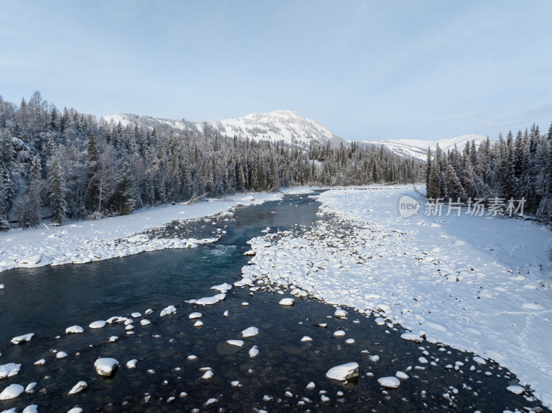 冬季新疆喀纳斯河雪景