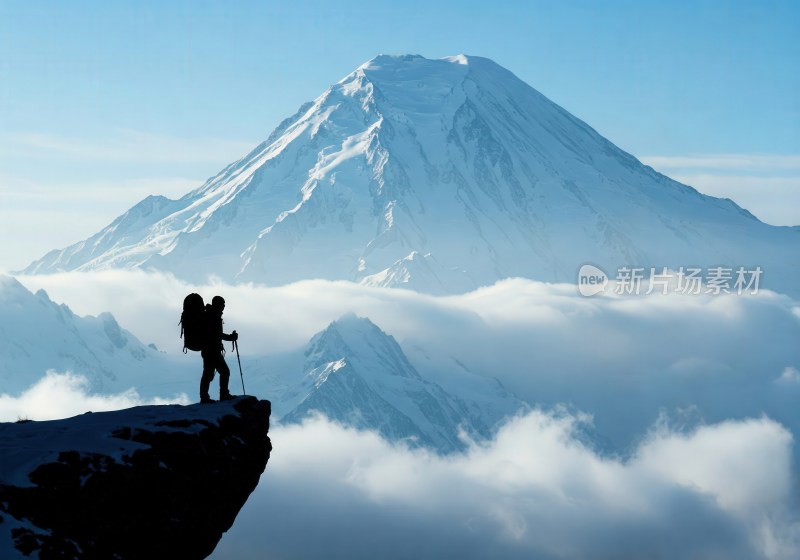 背包客于雪山云海前徒步远望