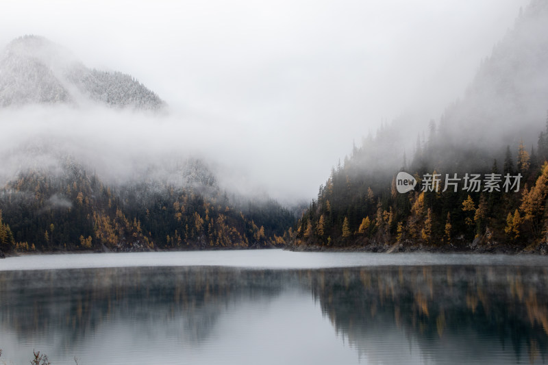 九寨沟秋色，清晨云雾缭绕的长海