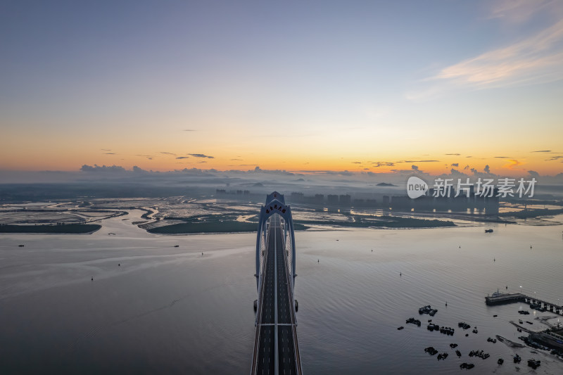 日出时分的跨海大桥全景