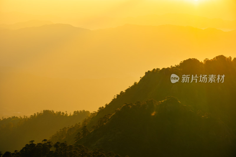 阳光照耀下的山峦风景