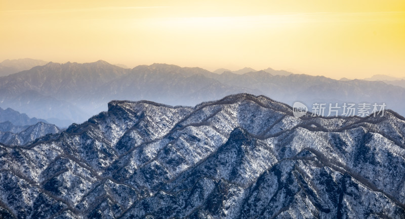 雪覆山脉日出景观