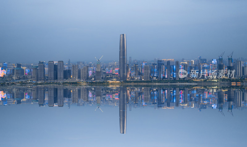 城市高楼灯光夜景的武汉城市建筑倒影全景