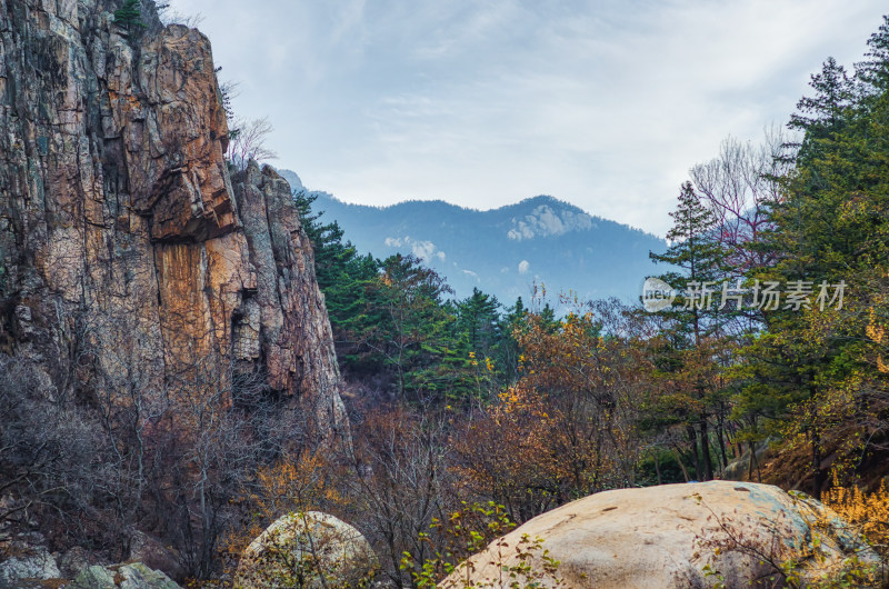 青岛崂山北九水景区，秋季山谷风光