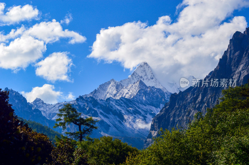 稻城亚丁夏朗多杰雪山