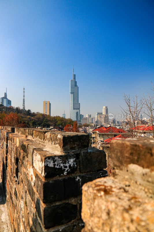 南京明城墙视角远眺地标紫峰大厦