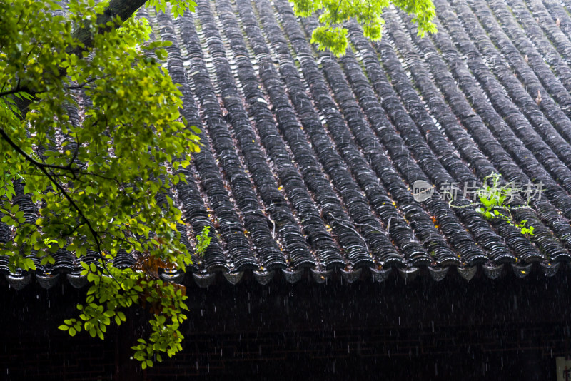 苏州园林中式建筑屋檐房屋下雨家乡记忆