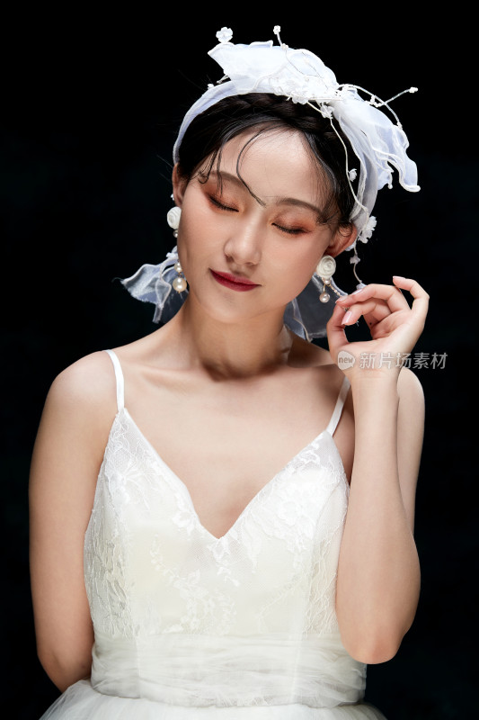 黑色背景下的女性复古婚纱妆面