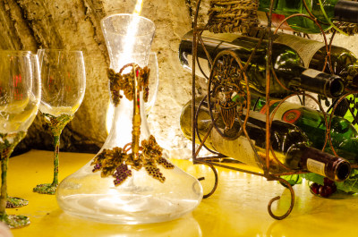 青岛葡萄酒博物馆，酒庄桌上精致的盛酒器