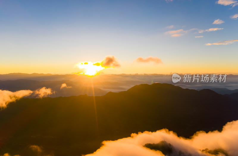 壮丽日出云海景观，山峦间阳光洒下