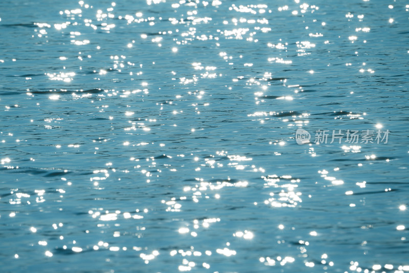 水波荡漾的蓝色湖面