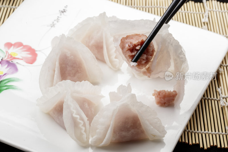 白色瓷盘装的蒸猪肉鲜蒸虾饺