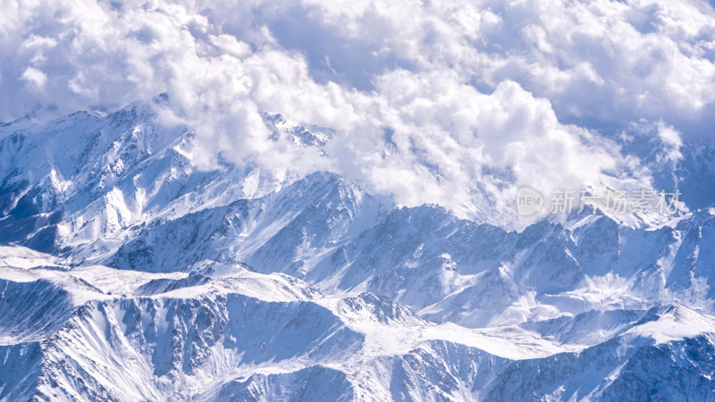 飞机上拍摄的雪山与云层