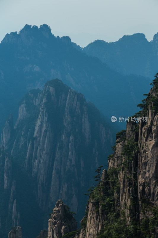 形态各异的山峰