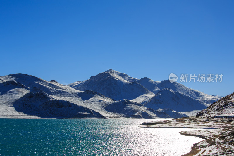 中国西藏羊卓雍措湖羊湖冬季雪景