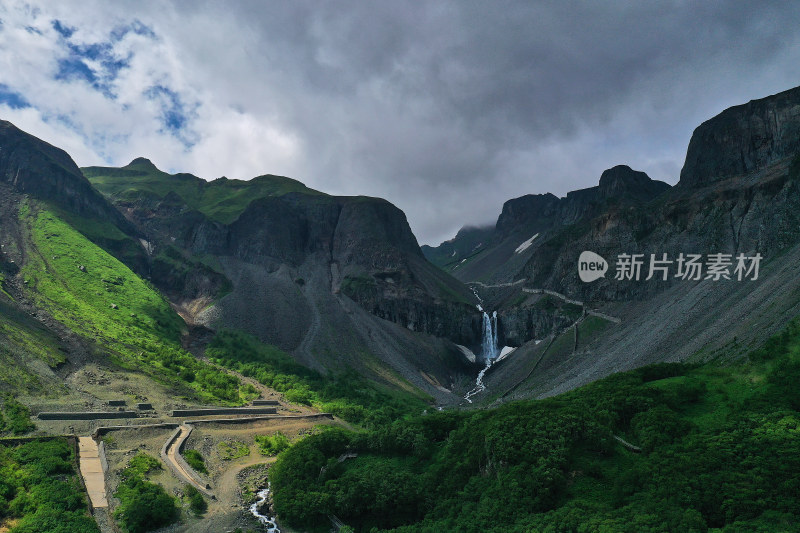 壮观的火山瀑布