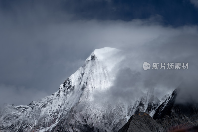 云雾缭绕的山峰稻城亚丁夏诺多吉