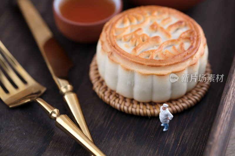 中秋月饼和烹饪厨师人偶