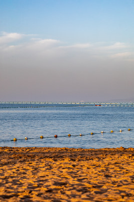 青岛小鱼山第一海水浴场汇红瓦绿树碧海蓝天