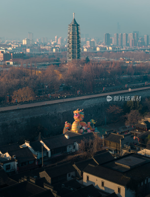 南京老门东城市远景中的古塔与龙形雕塑