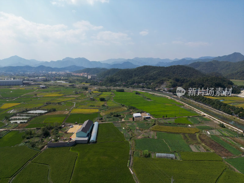 航拍蓝天白云下的青山河流村庄风光